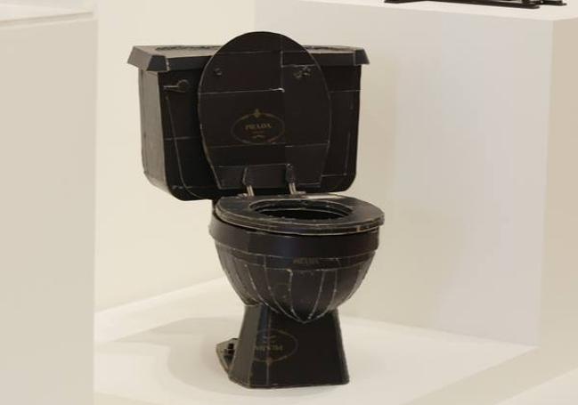 El inodoro de Prada hecho con cartón de Tom Sachs.